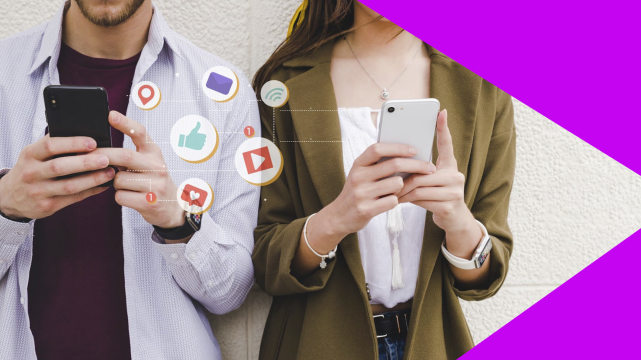 Duas pessoas usando seus celulares com diversos símbolos representando interações e mídias sociais.