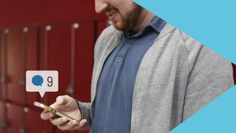 Homem com um smartphone na mão para simbolizar o relacionamento digital com o cliente. O conteúdo fala sobre DXP.