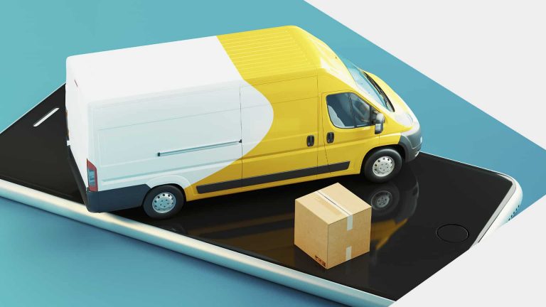 Montagem com uma pequena van de transporte de carga, que está estacionada sobre um aparelho móvel (smartphone). Ao lado da van, uma caixa pronta para ser enviada ao consumidor final.