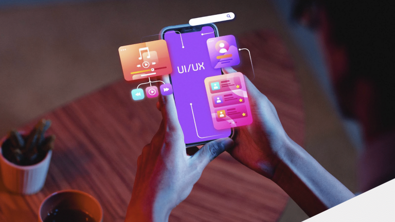 Pessoa olhando para celular com elementos de usabilidade destacados.