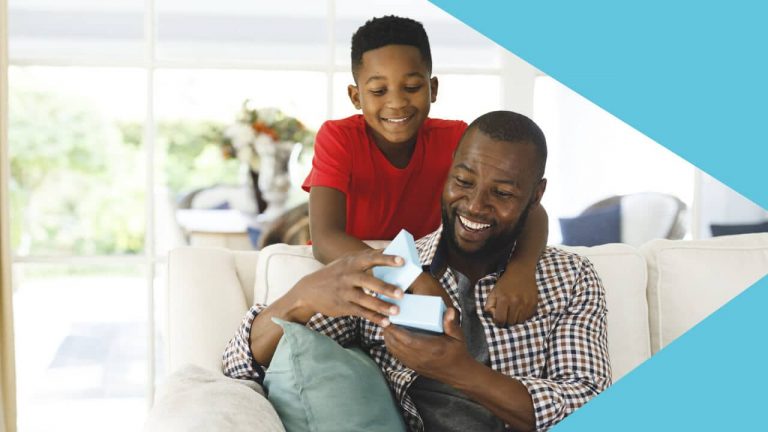 Filho presenteando o pai no Dia dos Pais