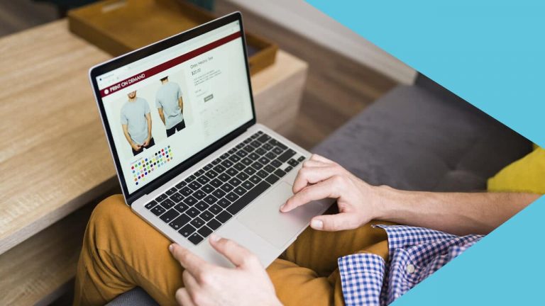 Pessoa com um notebook no colo, fazendo compras em um site personalizado com suas preferências