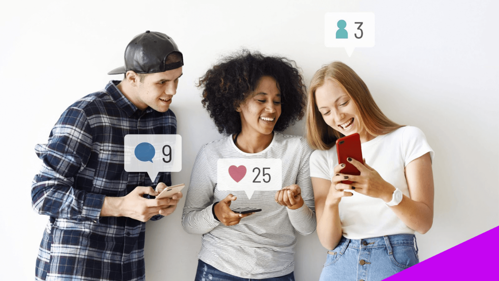 Três jovens lado a lado, rindo e conversando enquanto olham os celulares. Ícones de engajamento e redes sociais pairam acima dos dispositivos.