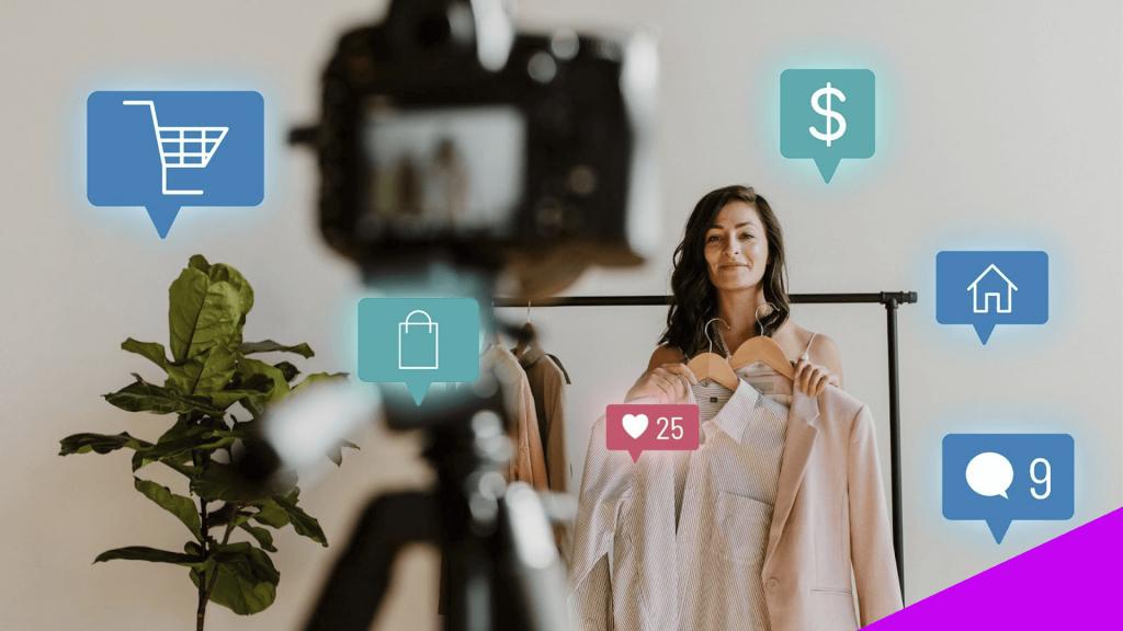 Mulher na frente de uma câmera segurando roupas femininas. Ao seu redor, diversos ícones com símbolos relacionados a compras online.