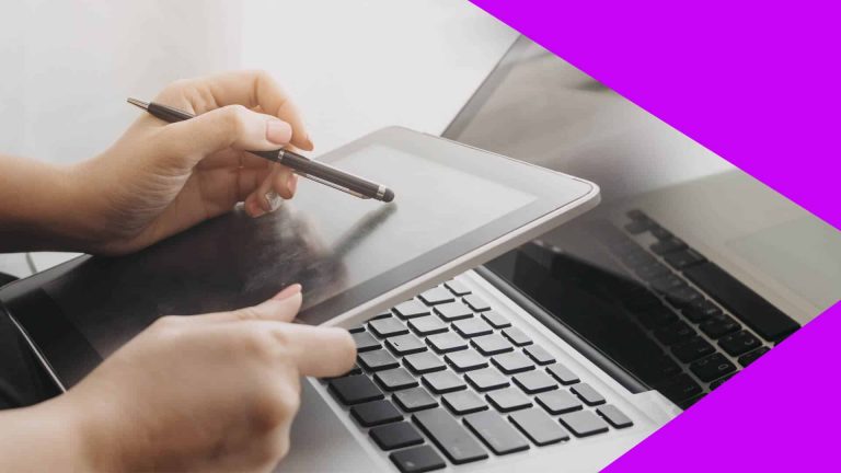 Imagem de um tablet e um computador, onde uma pessoa seleciona com uma caneta o que deseja em um e-commerce