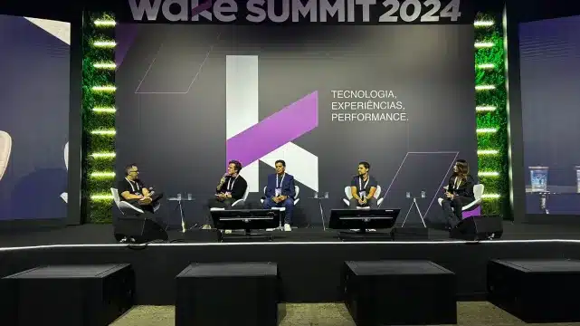 Palestra que aconteceu no Wake Summit, dia 19 de setembro com 4 pessoas debatendo os temas de unified commerce e omnichannel no palco principal do evento, sentados em cadeiras.